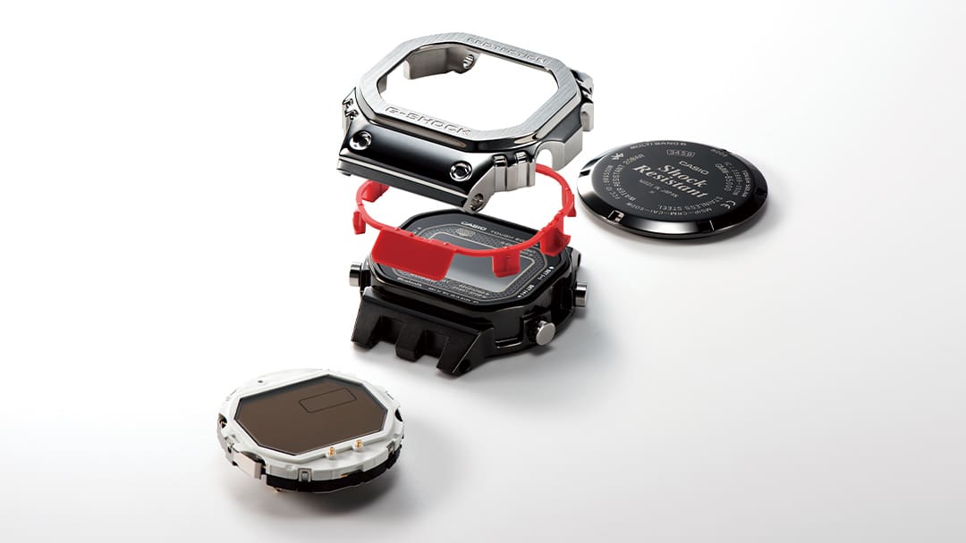 Die einzelnen Gehäusebestandteile der G-Shock GMW-B5000SS-2 Digitaluhr