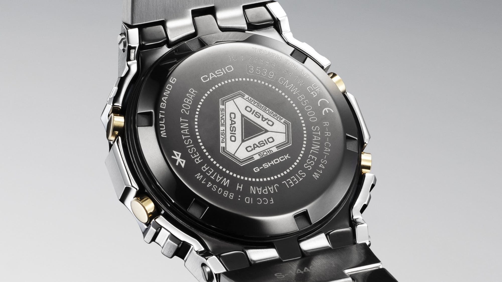 GMW-B5000SS Die Gehäuserückseite einer Casio G-Shock GMW-B5000SS mit eingraviertem Logo zum 50. Jubiläum