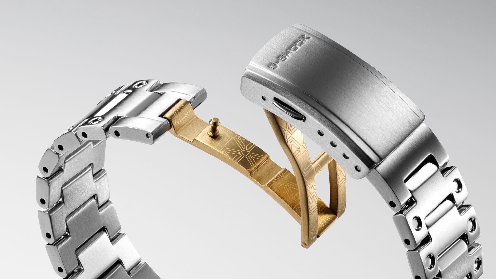 Detailansicht der speziellen Armbandschließe der Casio G-Shock GMW-B5000SS in Gold und Silber