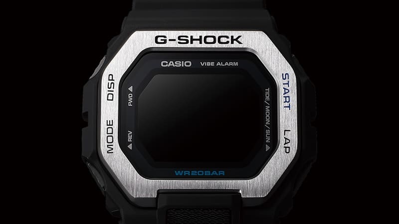 Detailaufnahme der silberfarbenen Lünette einer GBX-100 Armbanduhr