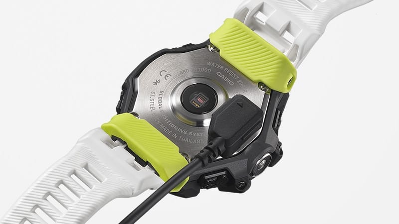 Die Gehäuserückseite einer GBD-H1000 Solaruhr, an der ein magnetisches USB-Kabel die Uhr auflädt