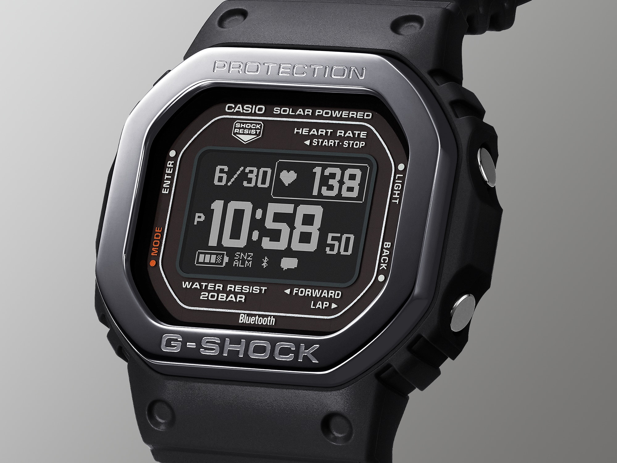 Leicht schräger Blick auf das Display der schwarzen Casio G-Squad DW-H5600MB-1 Armbanduhr mit achteckigem Gehäuse