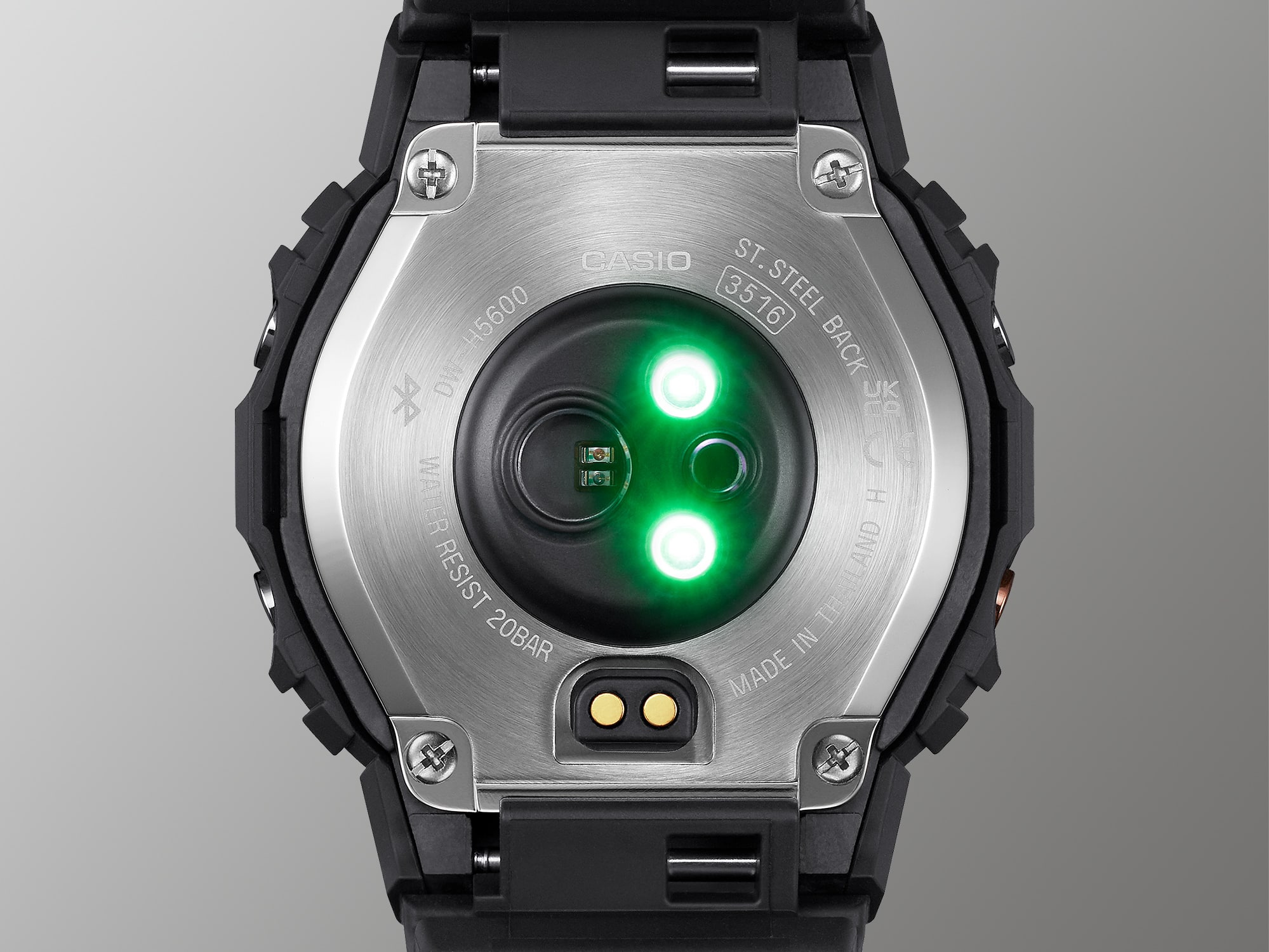 Rückseite der Casio G-Squad DW-H5600MB-1 Fittnesuhr mit grün leuchtendem optischen Sensor zur Herzfrequenzmessung