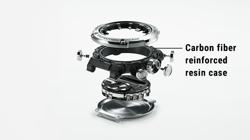 Die einzelnen Gehäusekomponenten einer Casio G-Steel GST-B200 Armbanduhr übereinander dargestellt, das zweite Element von oben ist mit folgendem Text markiert: carbon fibre reinforced resin case