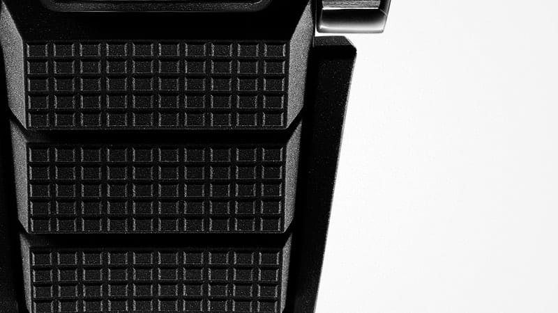 Detailaufnahme der Struktur des schwarzen Armbandes einer Casio G-Shock GST-B300