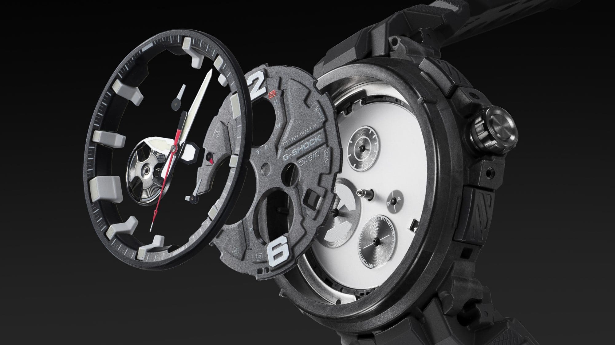 Die einzelnen Elemente des dreischichtiges Zifferblatts der Gravitymaster GR-B300-Fliegeruhren