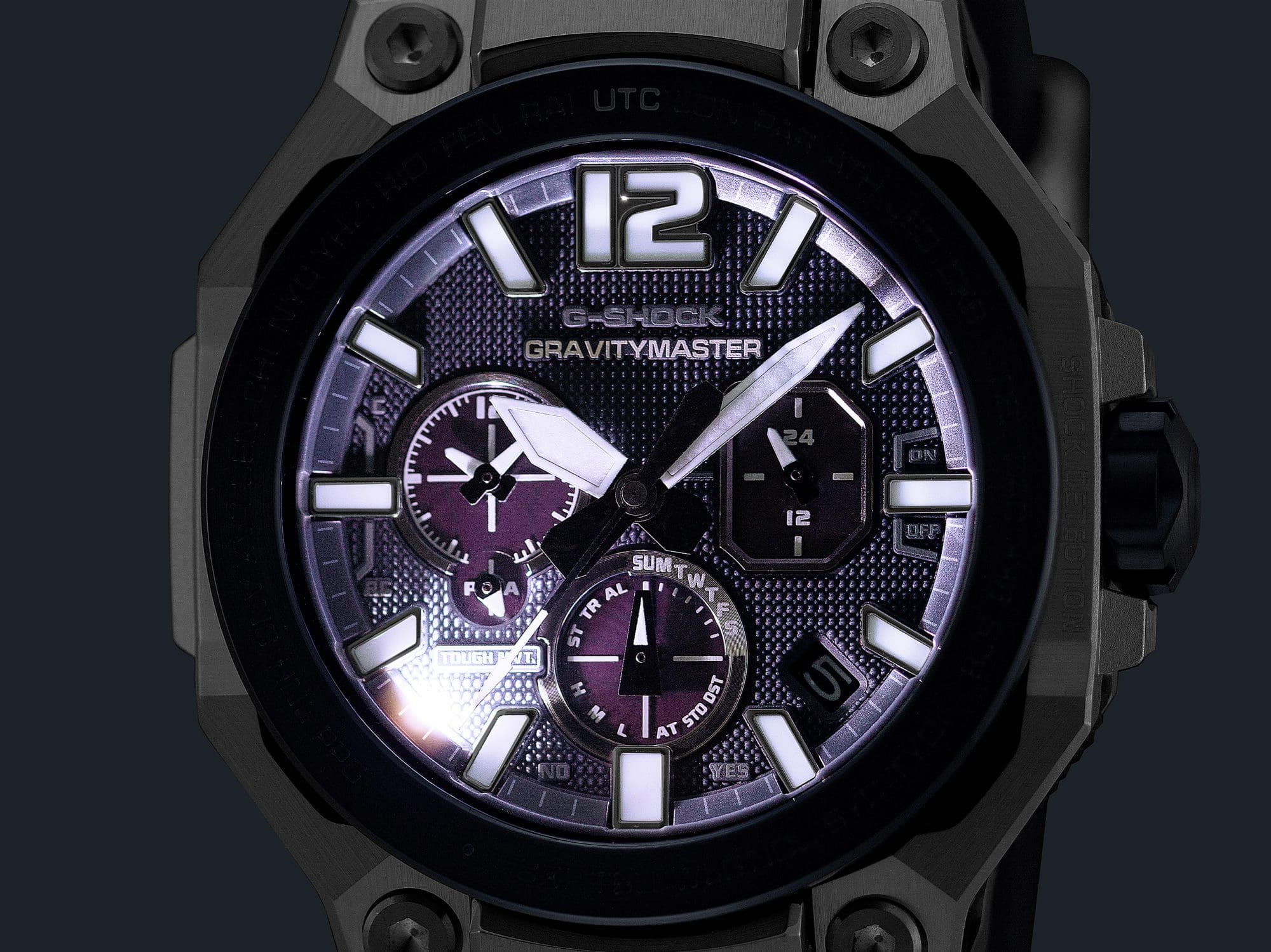 Nahaufnahme des Zifferblatts der G-SHOCK GWR-B3000A-2A, beleuchtet von einer LED mit hoher Leuchtkraft.