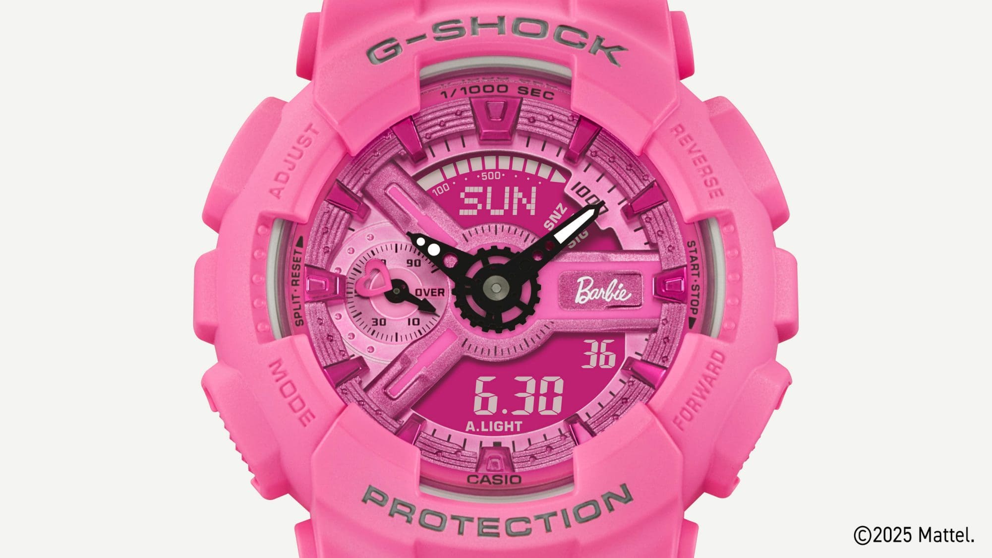 Close-Up des runden Gehäuses der pinken Barbie-Kollaborationsuhr von G-SHOCK "GMA-S110" mit analogem Zifferblatt und digitaler Datumsanzeige.