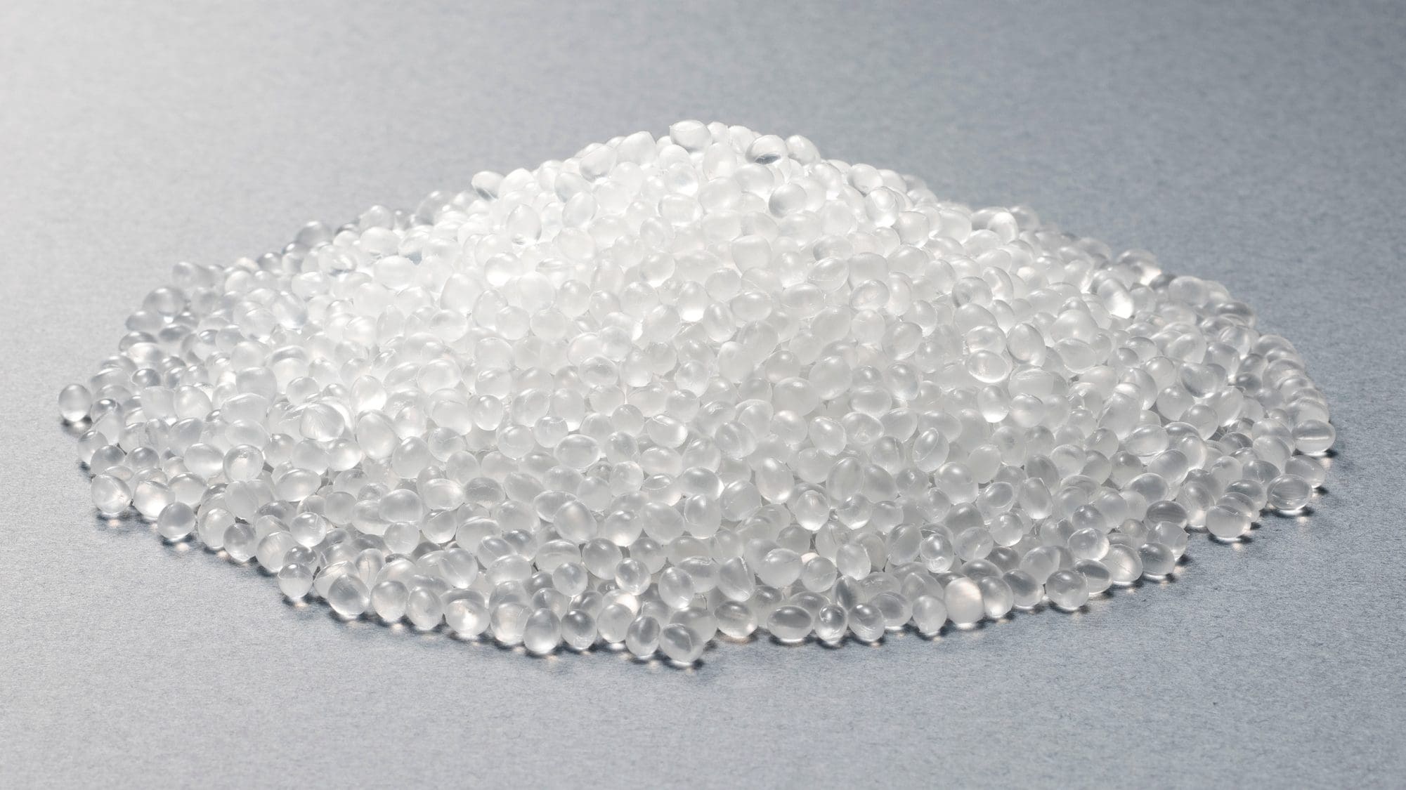 Ein Haufen Biobasierter Resin-Pellets.