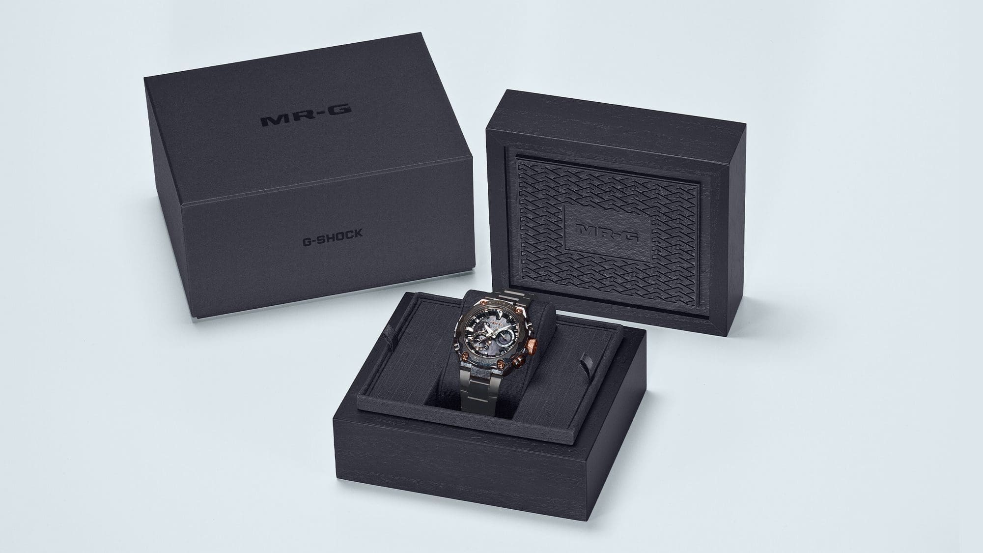 Verpackung in edlem schwarz mit der G-Shock MRG-B2000JS Armbanduhr