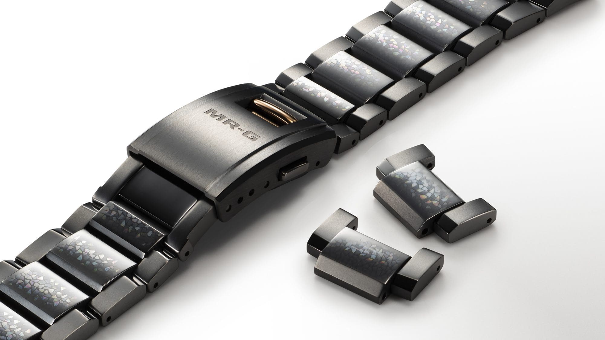Einzelne Bestandteile des blau-schwarz gemusterten MRG-B2000JS Armbands