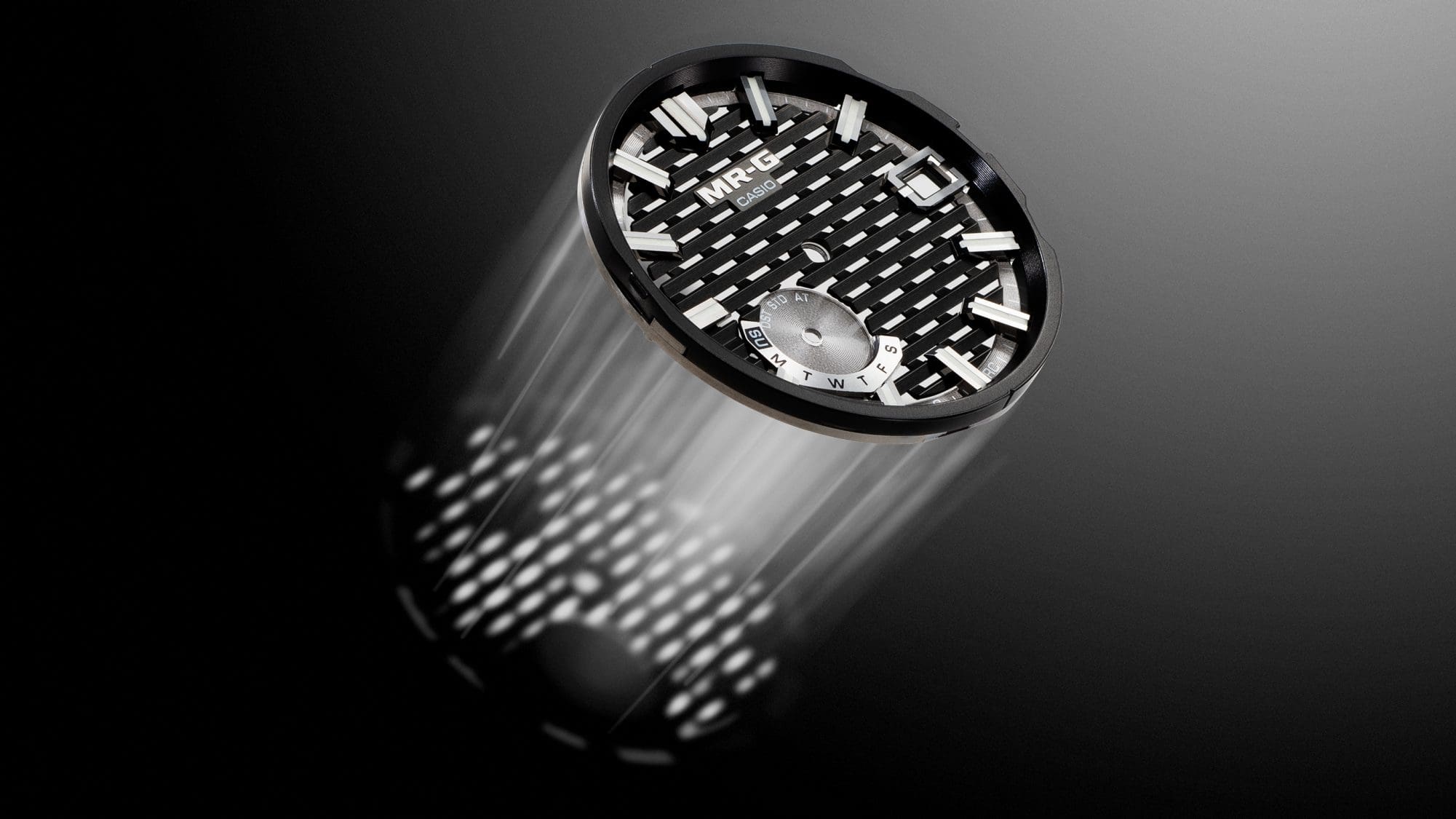 Lichtdurchlässiges Zifferblatt-Design mit filigranem geometrischem Muster.