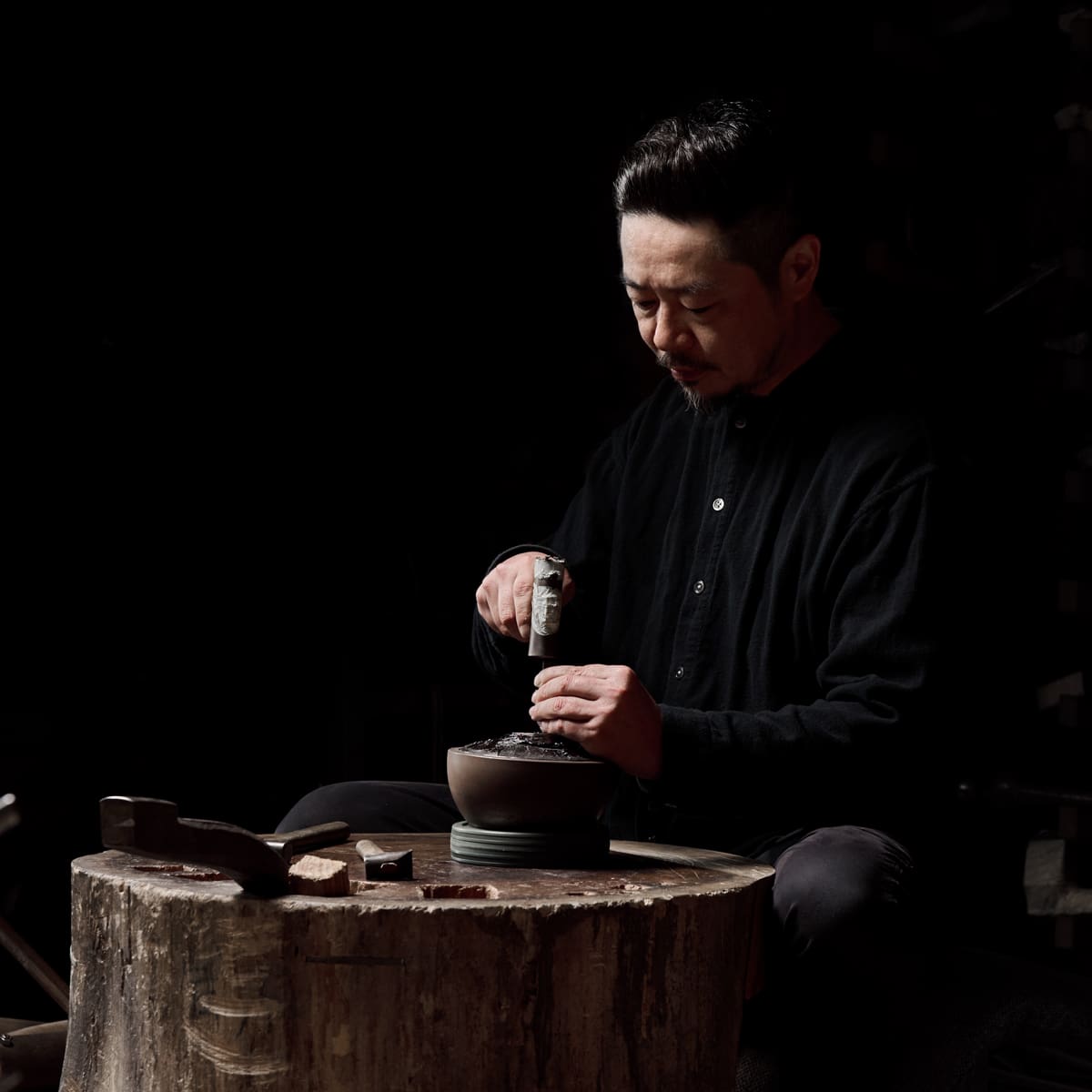 Kazuya Watanabe arbeitet mit einem Hammer
