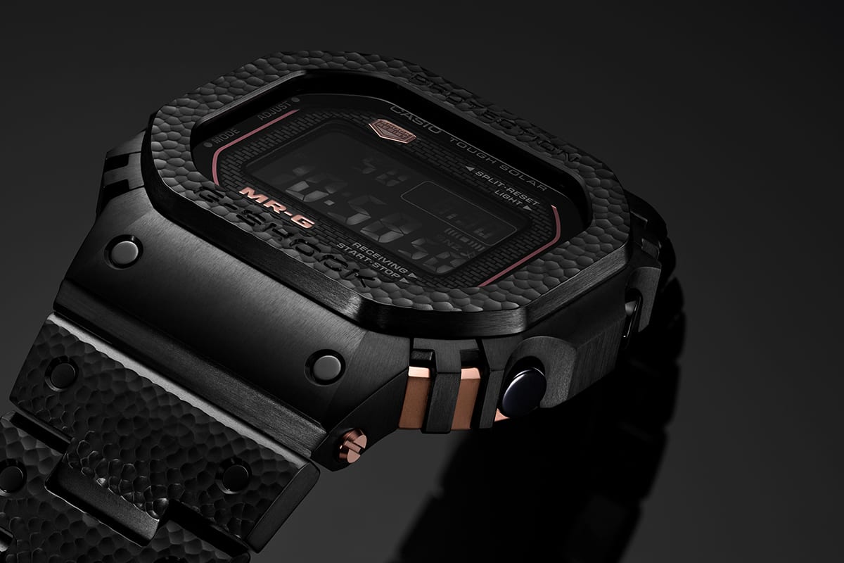 Seitenansicht der Lünette der Uhr MRG-B5000HT-1 mit roségoldfarbenen Details.