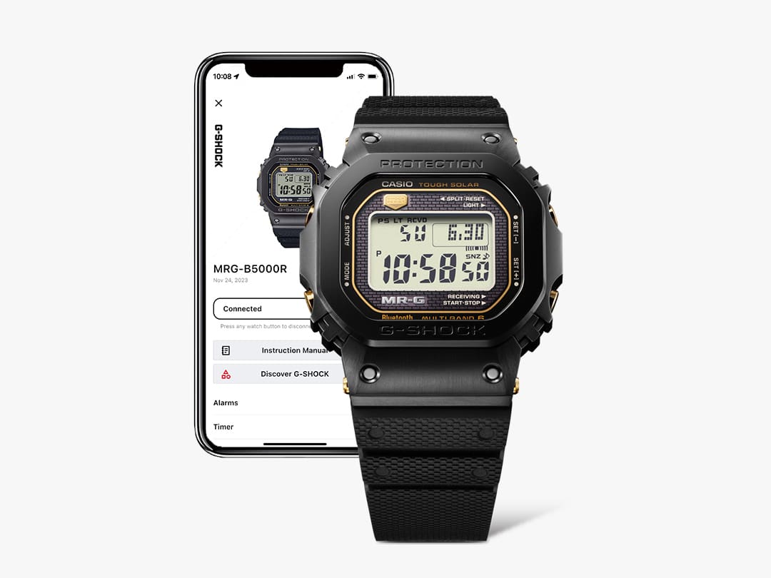 Die Casio G-Shock MRG-B5000R-1 Bluetooth®-Uhr vor einem Smartphone mit Connected-Anzeige und Informationen zur Uhr