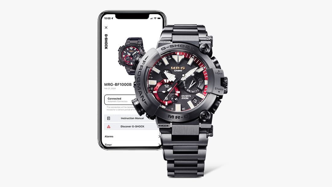 Die MRG-BF1000B-1A Bluetooth®-Uhr vor einem Smartphone mit Connected-Anzeige und Informationen zur Uhr