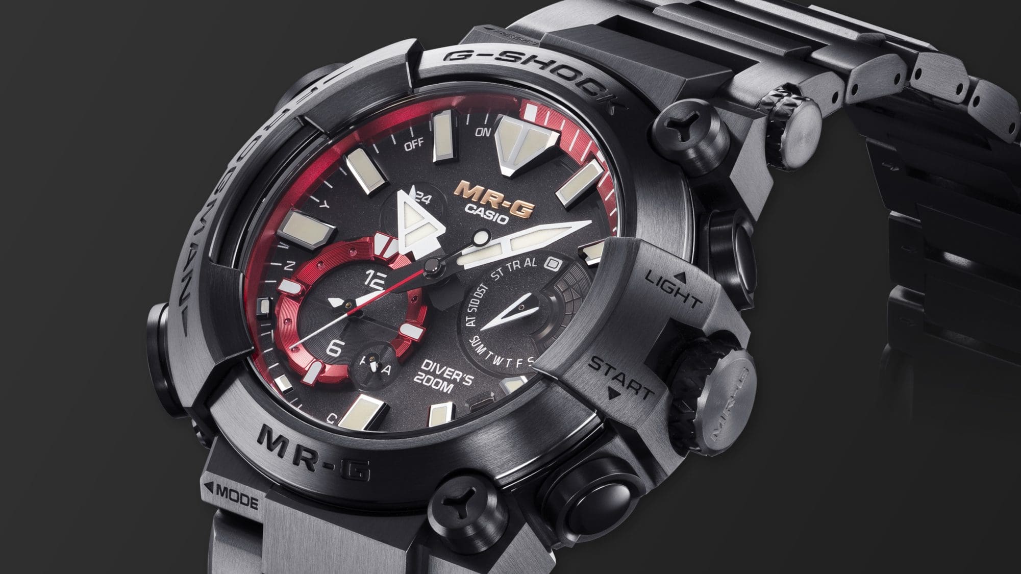 Leicht seitliche Ansicht des schwarzen Casio G-Shock MRG-BF1000B-1A Chronographen mit Blick auf die großen Bedienknöpfe und Schrauben