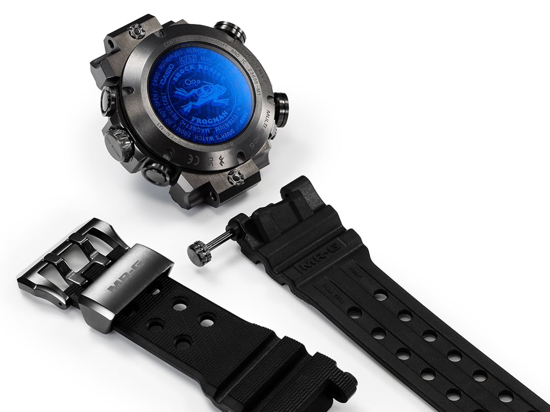 Gehäuse und Armbandteile der G-Shock MRG-BF1000R Taucheruhr getrennt von einander liegend
