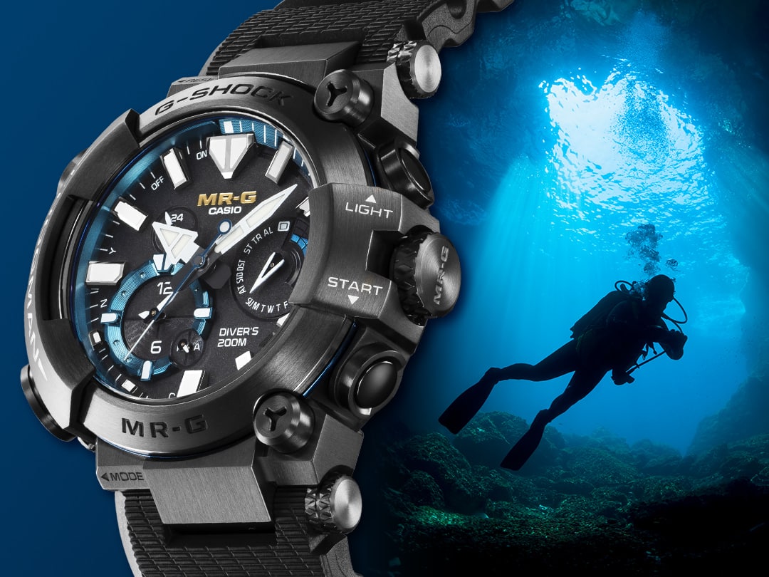 Seitlicher Blick auf Gehäuse und Zifferblatt der Frogman MRG-BF1000R-1A Armbanduhr, im Hintergrund: Ein Taucher beim Tauchen