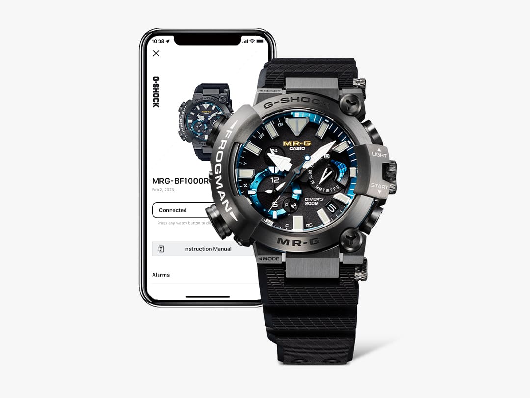 Die G-Shock Frogman MRG-BF1000R-1A Bluetooth®-Uhr vor einem Smartphone mit Connected-Anzeige