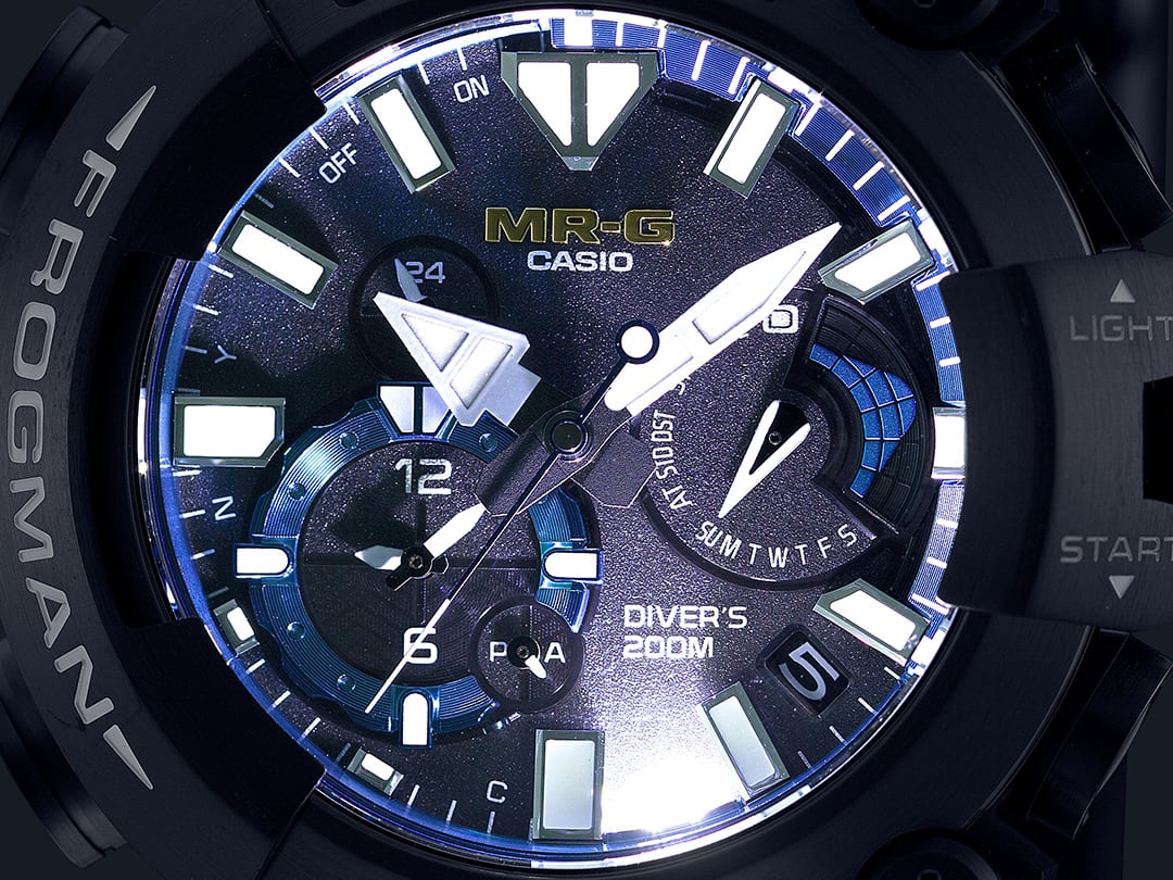 Das erleuchtete Display einer MRG-BF1000R Armbanduhr im Dunkeln