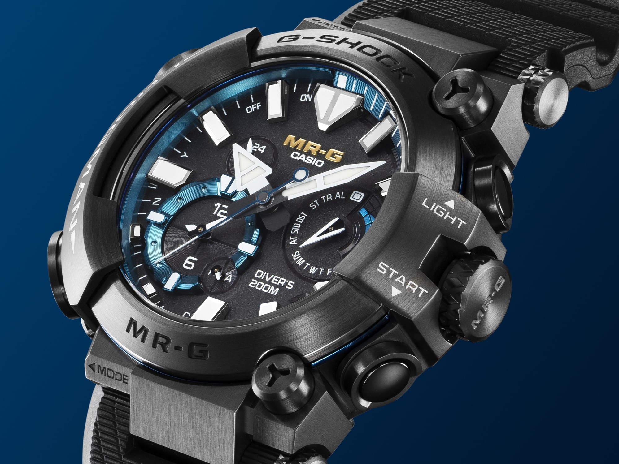 Seitlicher Blick auf Gehäuse und Zifferblatt des Frogman MRG-BF1000R-1A Chronographen