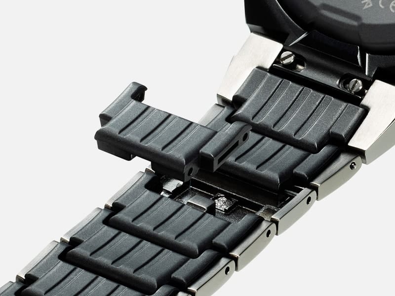 Innenseite des Metallarmbandes der MTG-B1000D mit Resinkomponenten