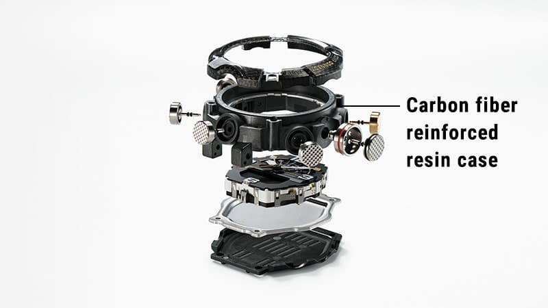 Die einzelnen Gehäusekomponenten übereinander dargestellt, das zweite Element von oben ist mit folgendem Text markiert: carbon fibre reinforced resin case