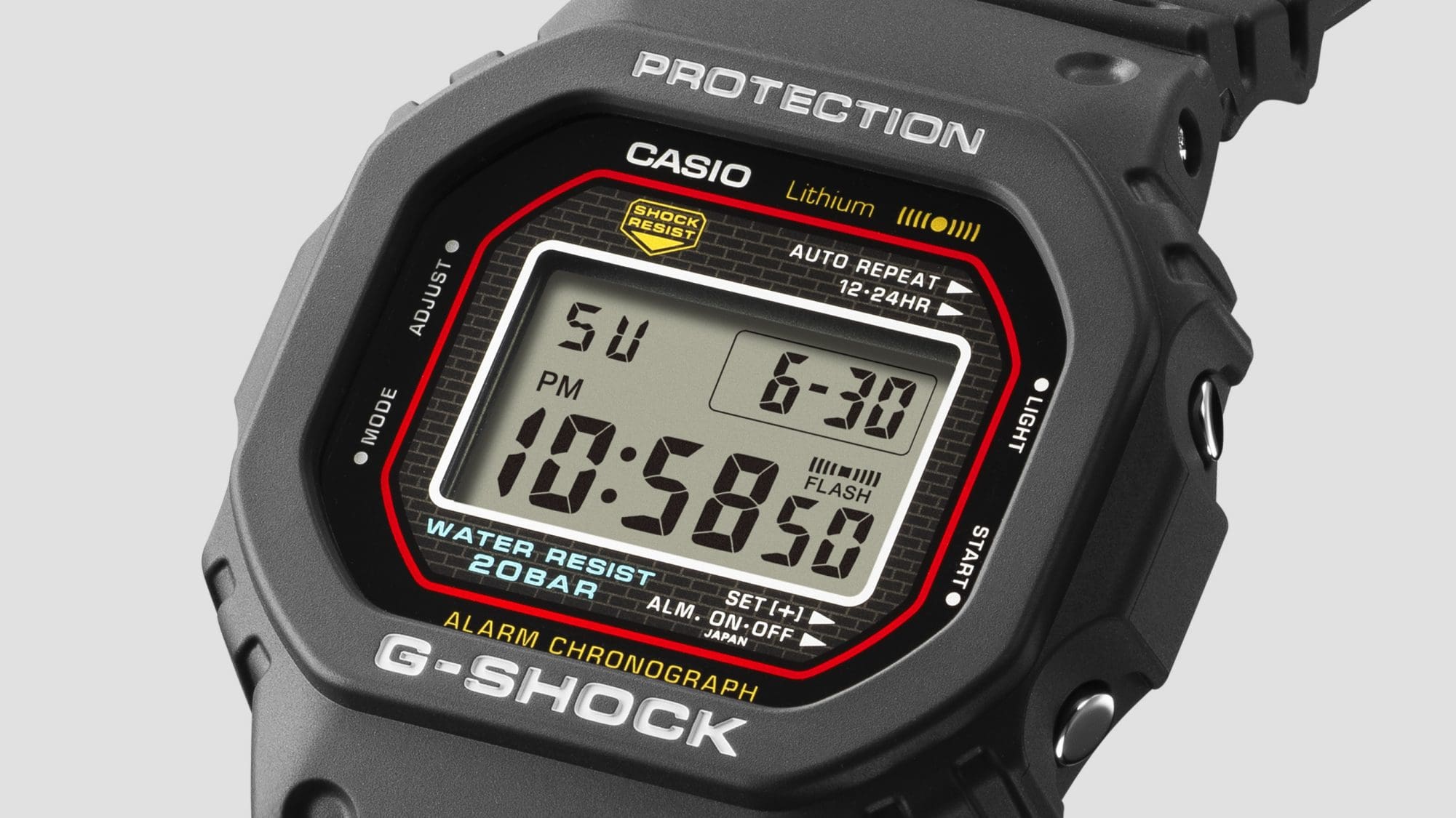 Leicht schräge Ansicht auf Lünette und Display der DW-5000R-1A Digitaluhr