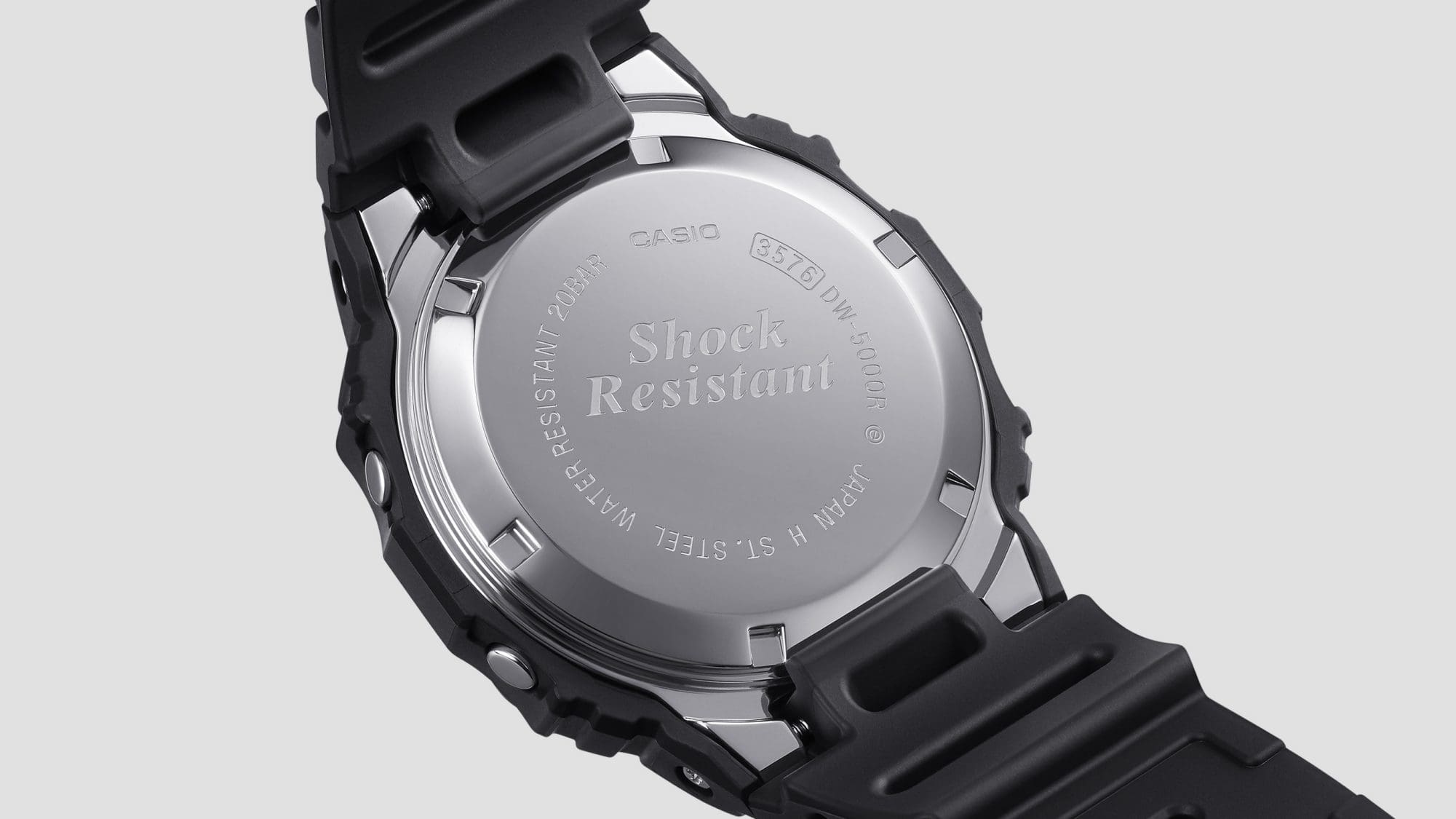 Die silbern glänzende Gehäuserückseite mit Gravur: Shock Resistant, Water Resistant 20Bar, St. Steel, 3576 DW-5000 und weitere