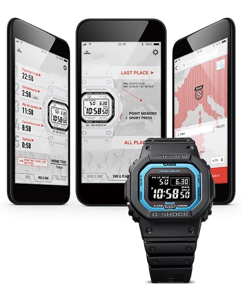 Drei Smartphones mit verschiedenen G-Shock-Connected-App-Screens, davor eine Casio G-Shock GW-B5600-2 Armbanduhr