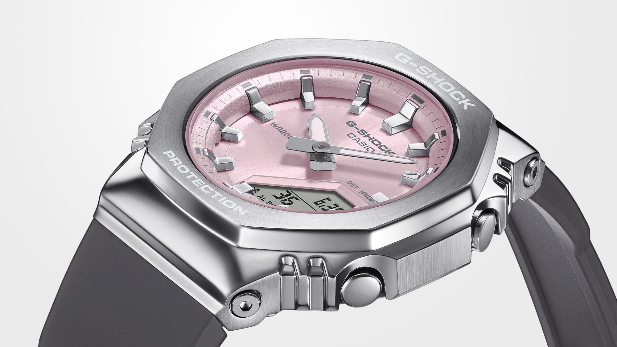 Die rosafarbene Casio G-Shock GM-S2110-4A Damenuhr von der Seite betrachtet