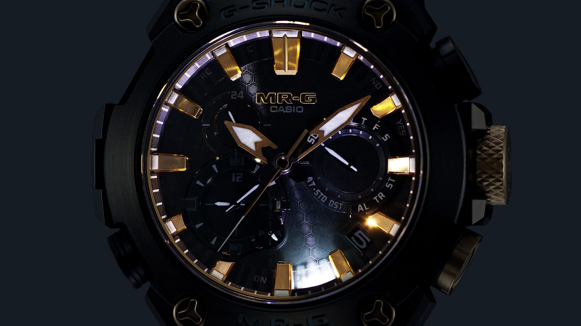The display of the MRG-B2000RG in the dark with bright LED lighting.