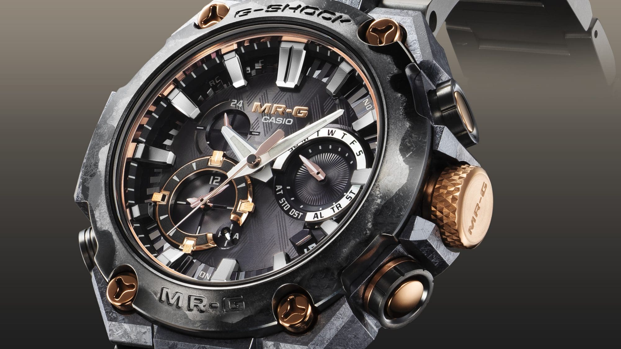 Bezel with gold-coloured details of the MRG-B2000JS with arc ion plating