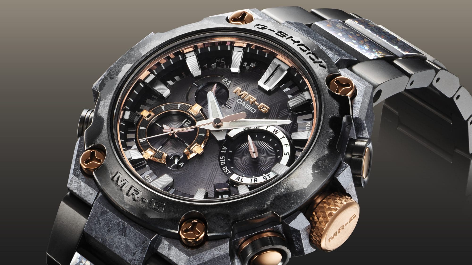 The round bezel of the MRG-B2000JS made of recrystallised hybrid titanium