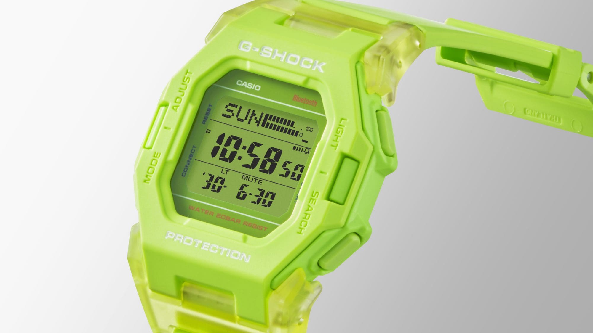 Compact rectangular form: Easy to read, easy to wear
