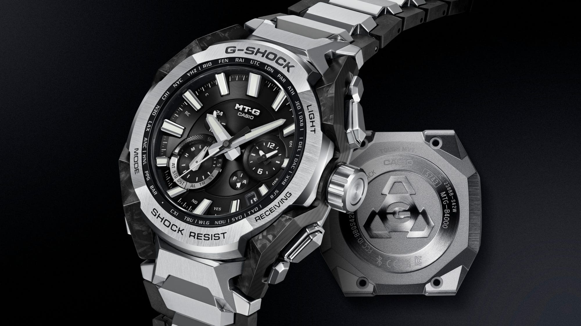 Watch images viewed from a diagonal angle and back cover images reveal the meticulous finish that brings out its solid brilliance.