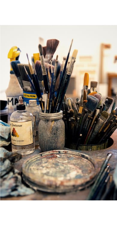 Una foto de las herramientas y materiales esenciales de pintura de McCormick.
