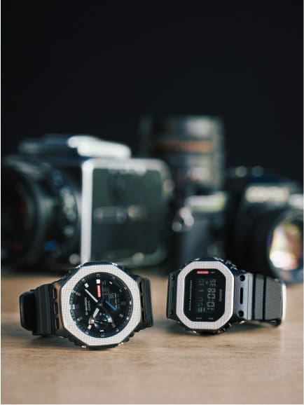  Dos modelos G-SHOCK expuestos en la superficie.