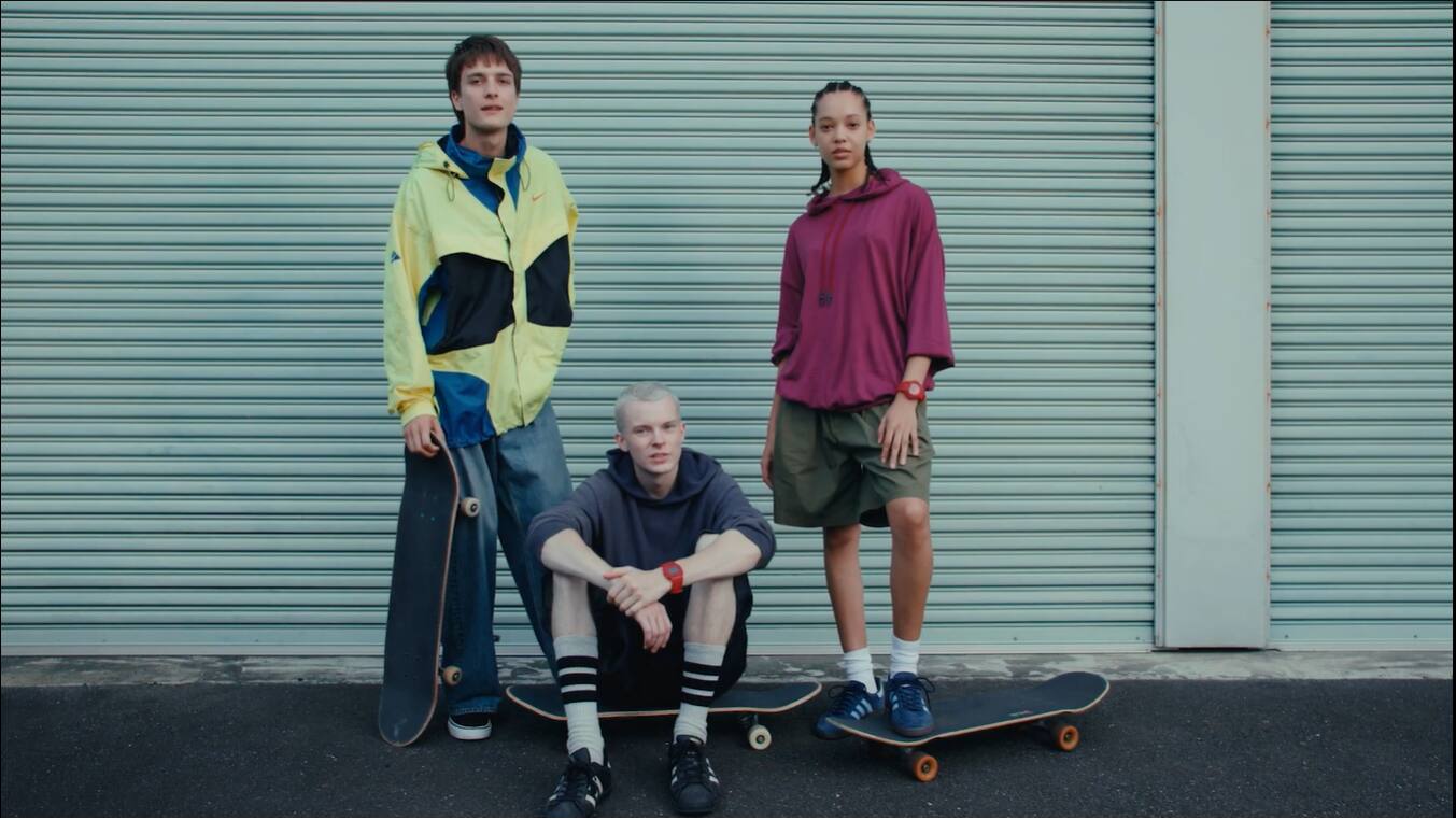Tres personas con relojes G-SHOCK mientras practican skateboarding.