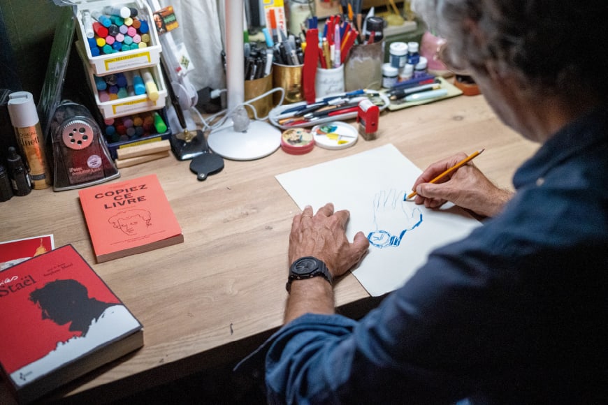 Stéphane Manel esbozando ideas de diseño.