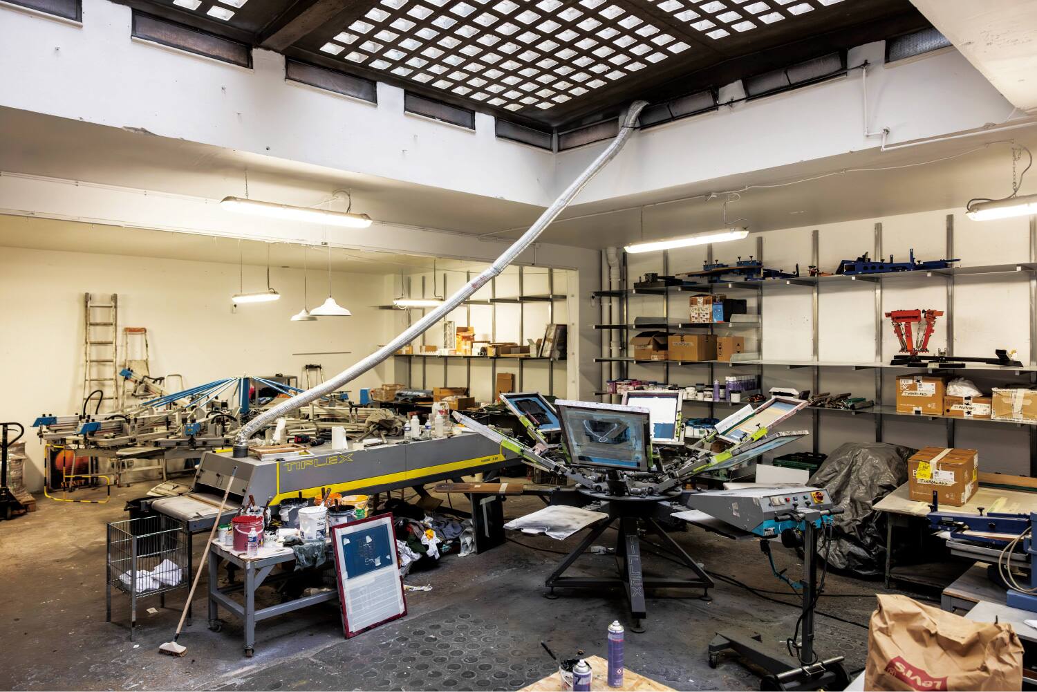 Esta es una foto de una vista amplia del espacio de trabajo del taller de serigrafía de Pablo Attal.