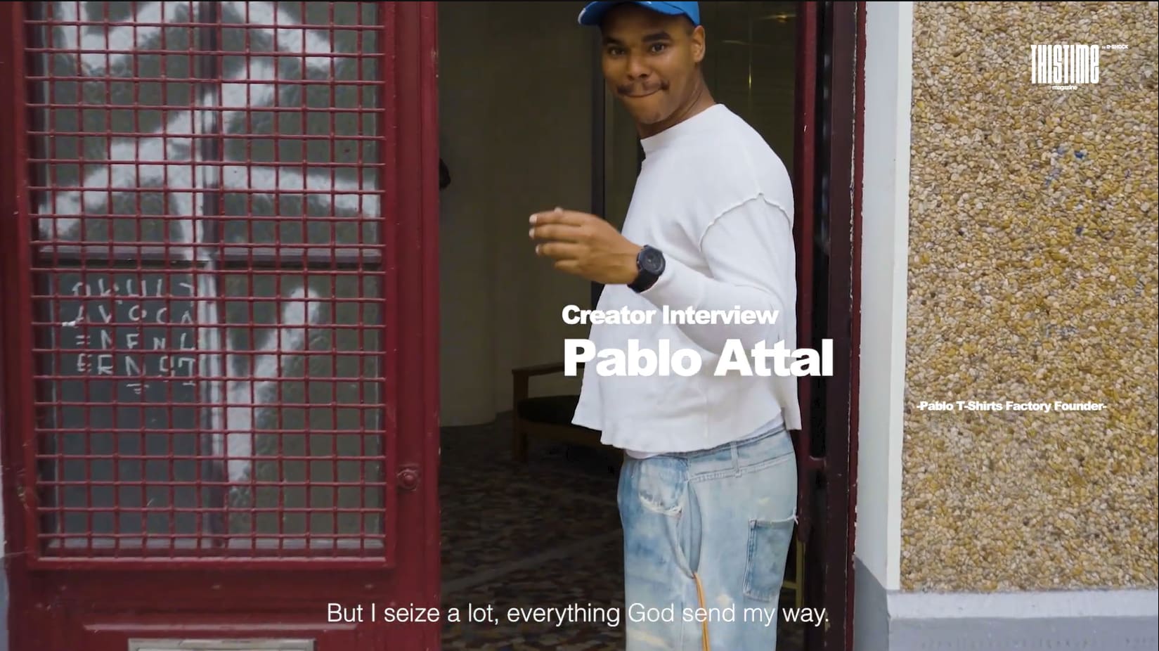 El director artístico, con una gorra negra, habla frente a la puerta.