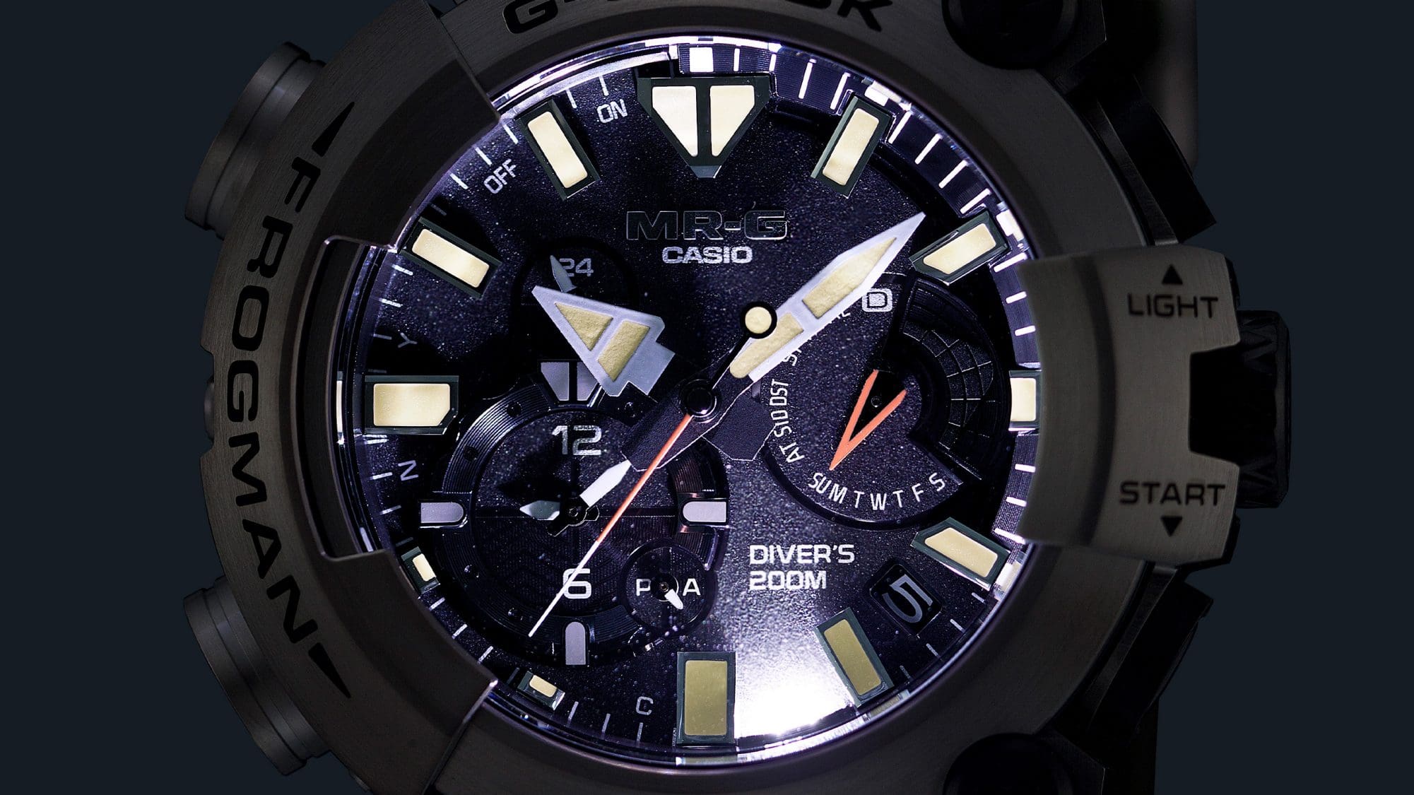 Super Illuminator (luz LED de alto brillo) para mantener la legibilidad del reloj en la oscuridad