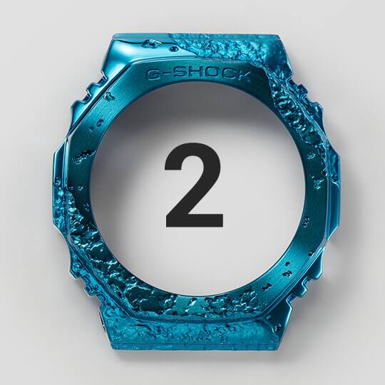 El bisel de acero inoxidable del reloj de pulsera GM-2140GEM-2A brilla con su acabado azul.