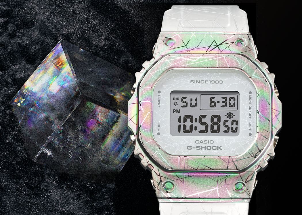 GM-S5640GEM-7 El reloj conmemorativo GM-S5640GEM-7, con su brillo blanco, junto a un brillante cristal de calcita