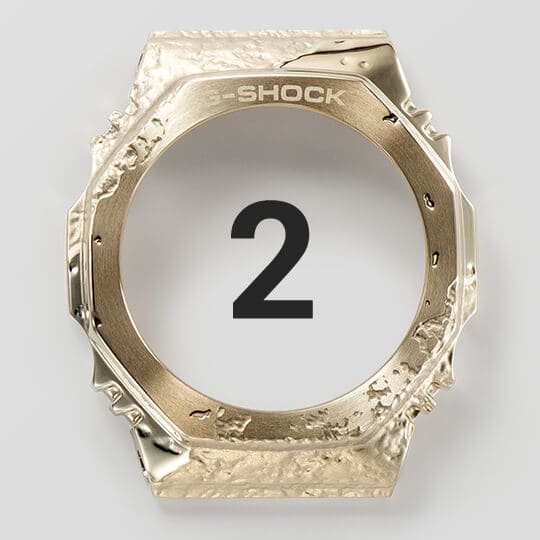 El bisel de acero inoxidable del reloj de pulsera GM-S2140GEM-9A brilla con su acabado dorado