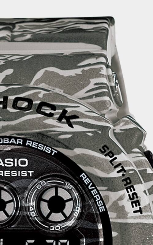 Detalle de la esfera y la carcasa del reloj Casio G-Shock GD-X6900CM-8 con estampado de camuflaje gris