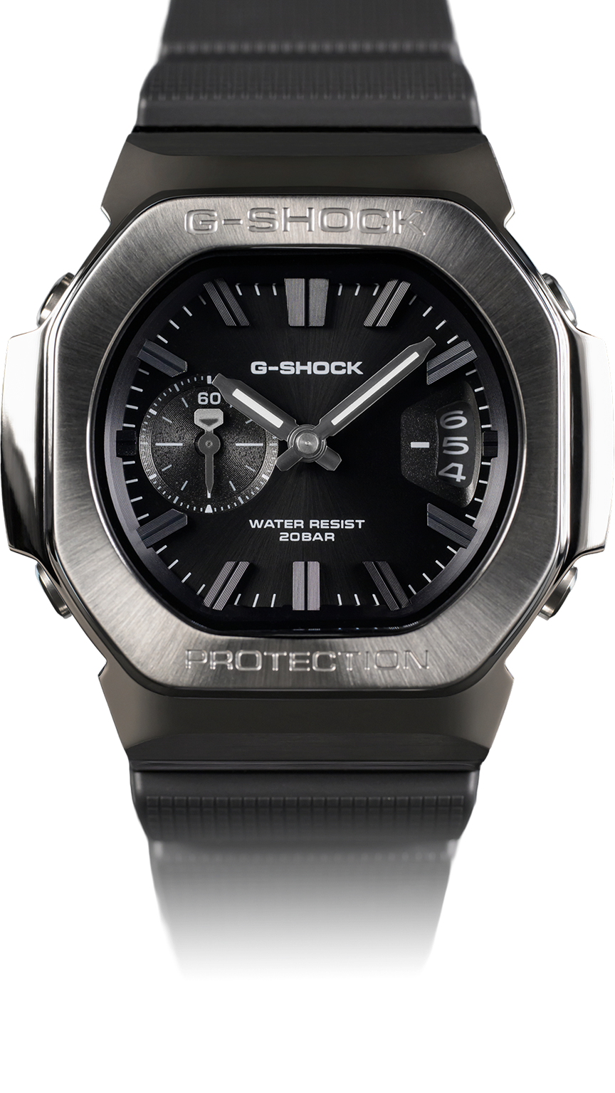 Primer plano de la caja metálica y la esfera analógica del G-SHOCK GMC-2500.
