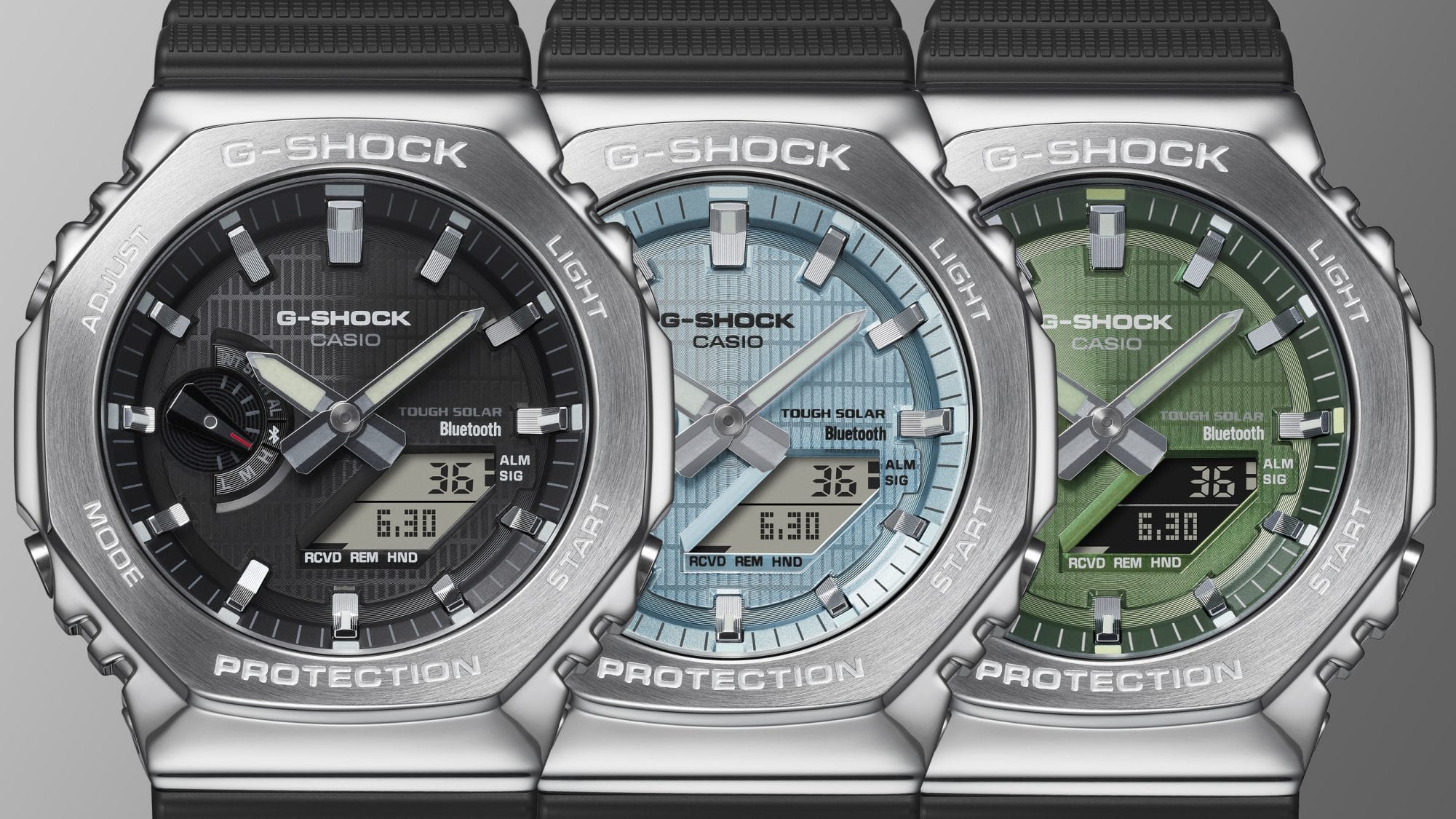 Las tres variantes de color de la serie Casio G-Shock GBM-2100 una al lado de la otra: el reloj de pulsera GBM-2100-1A con esfera negra, el GBM-2100A-1A2 con esfera azul claro y el GBM-2100A-1A3 con esfera verde